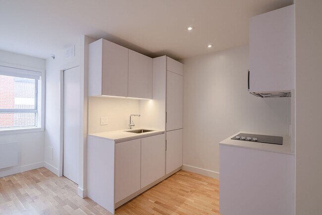 Building Photo - 25 Av des Pins O Unit 547