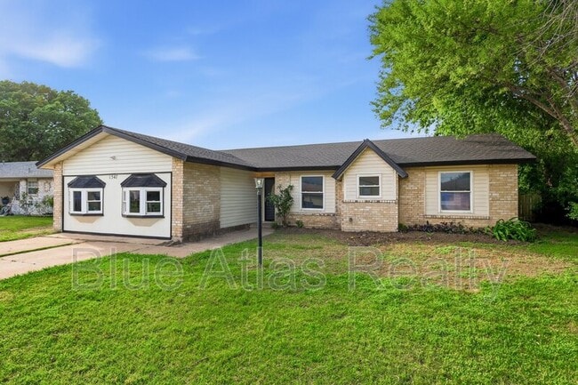 Building Photo - 1547 Oakbrook St