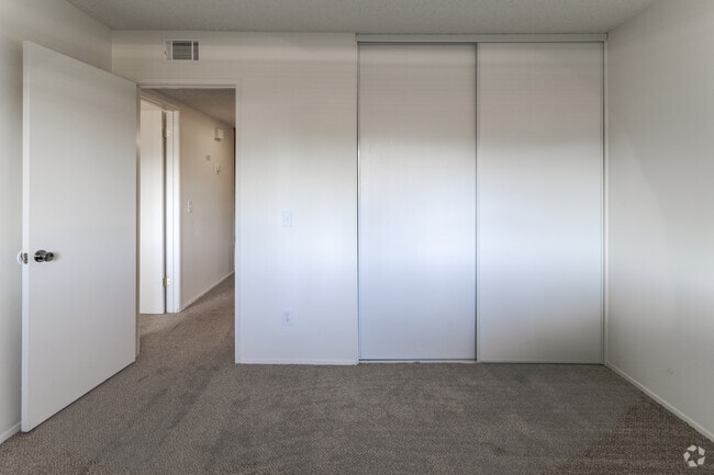 2BR, 2BA - 900 SF