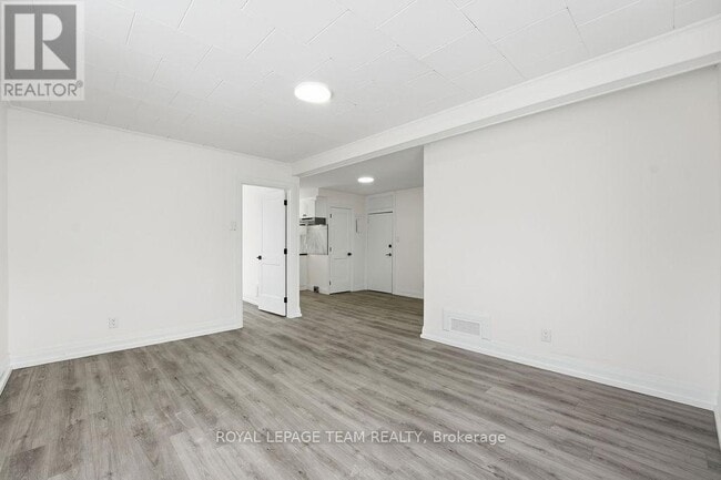 Photo - 874 Clyde Ave N Unité 1