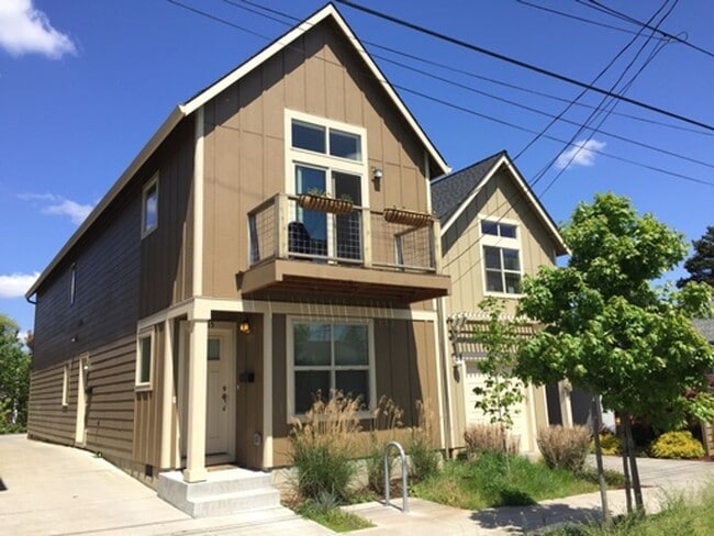 Building Photo - 8253 SE Taylor St Unit 8253