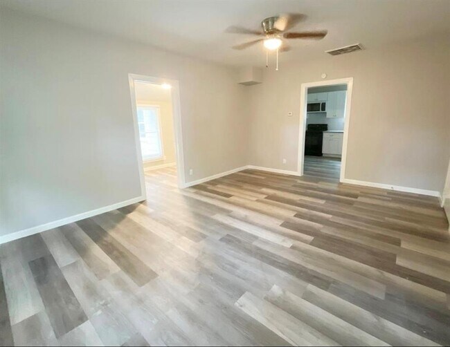 516 Hurst Pl Rental For Rent in Angleton, TX