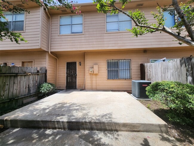 Building Photo - 7700 Creekbend Dr Unit 98