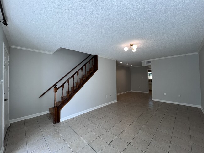 Photo - 402 Longwood Ct Unidad Apt A