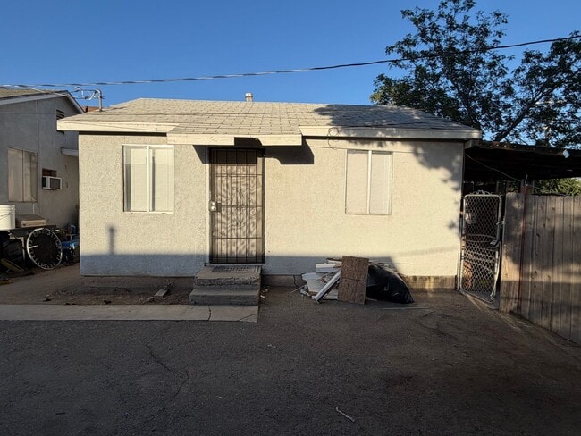 Building Photo - WoW 1 Bd 1 Ba House with a Yard and Laundry Hookups