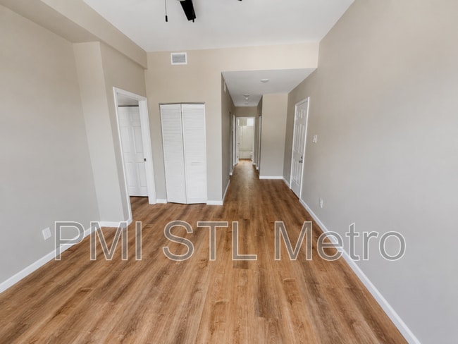 Building Photo - 3672 Russell Blvd Unit 3E