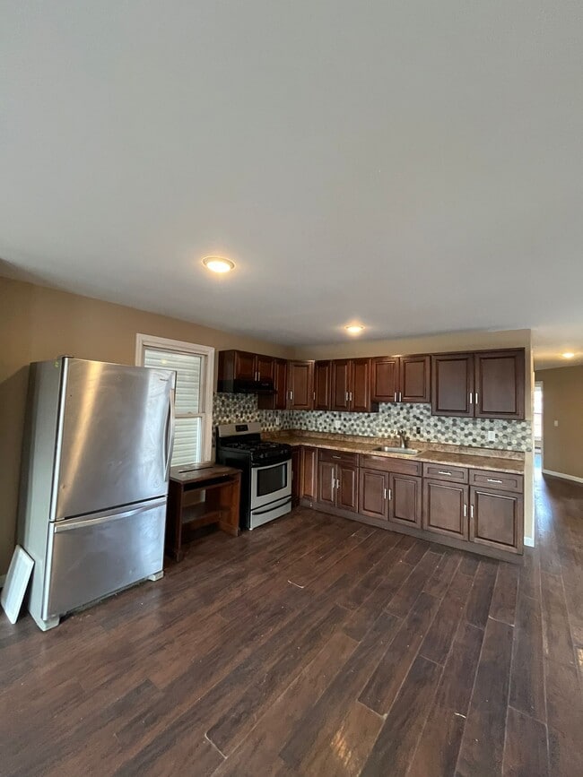 Building Photo - 622 Bramhall Ave Unit 2