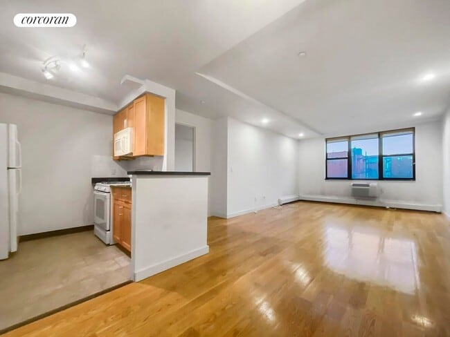 Building Photo - 1405 5th Ave