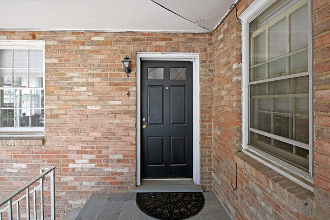 Photo - Walkable Top-Floor 2BR Near UVA Grounds, Medical Center & Downtown Unidad Gordon Ave 1609 #4