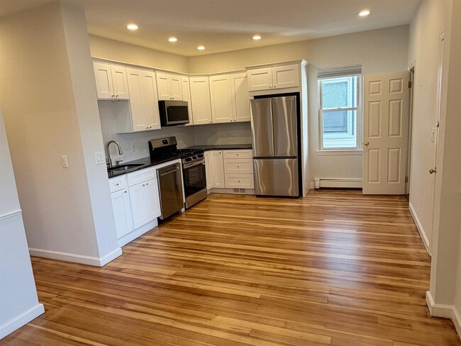 Photo - 172 Putnam Ave Unidad 2