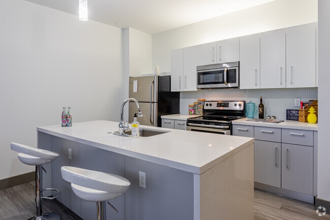 2BR, 2BA - 733 SF
