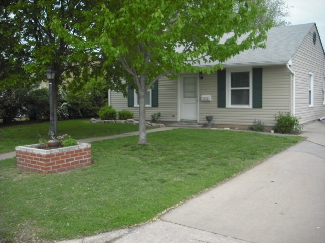 Building Photo - Single Family Home, Large Yard & Perfect Location