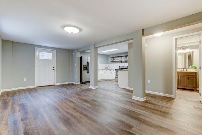 Espacio abierto de sala de estar/cocina - 1546 Whitower Dr SW