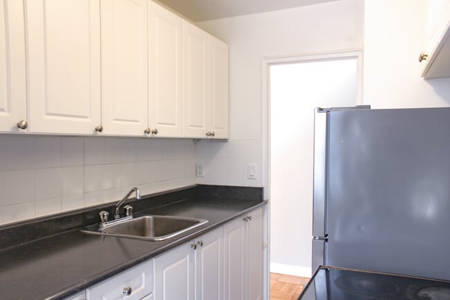 Photo - 1675 Eglinton Avenue West