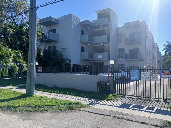 Building Photo - 13655 NE 3rd Ct Unit 25