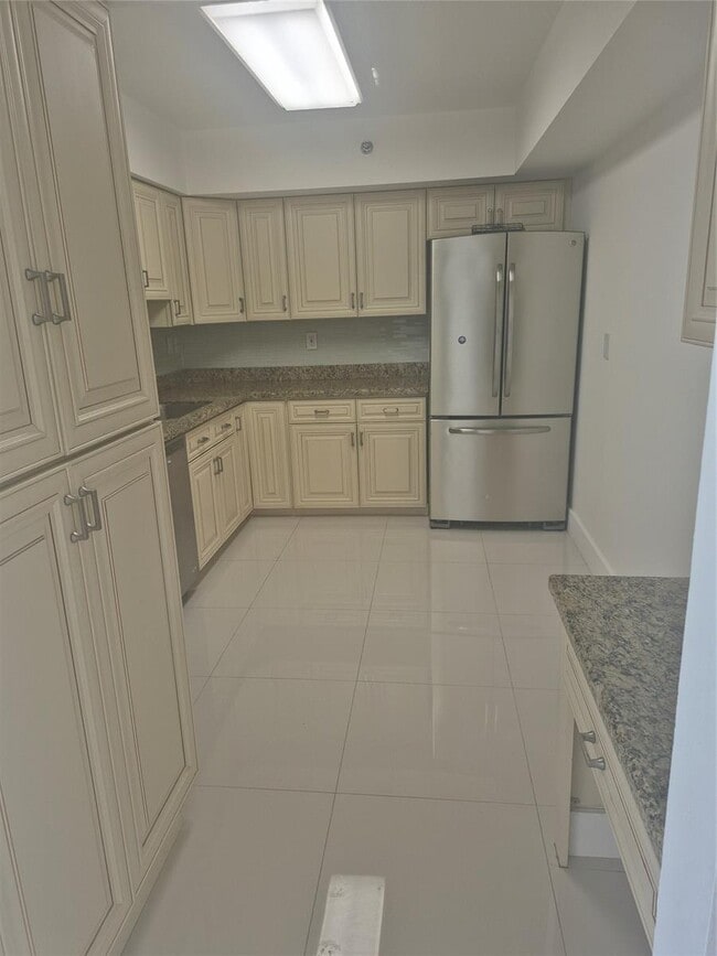 Building Photo - 3600 Mystic Pointe Dr Unit 811 Rental