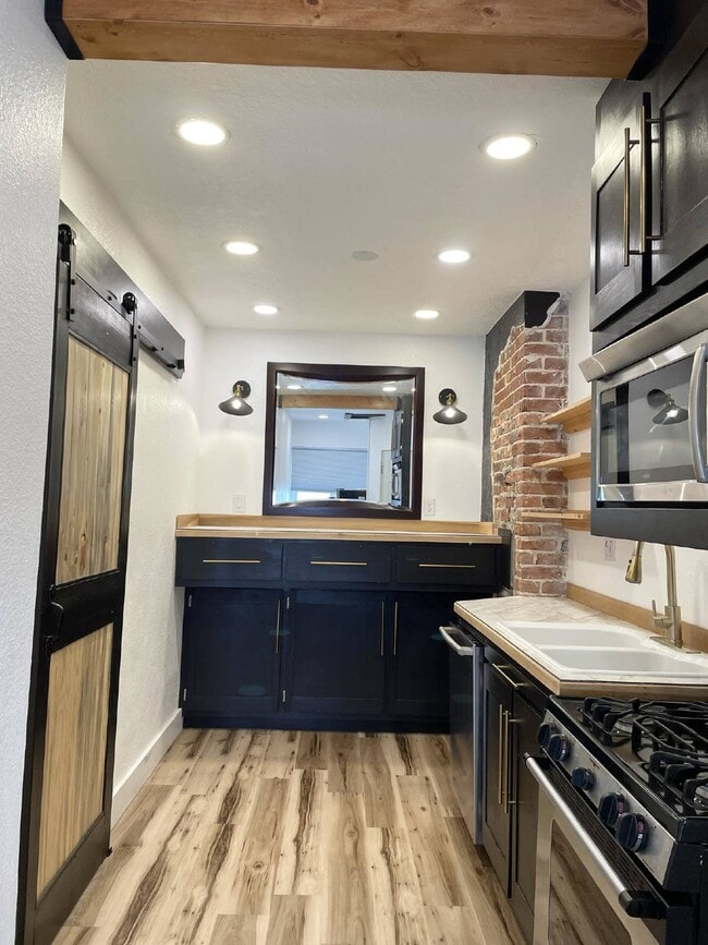 Building Photo - 111 16th Ave S