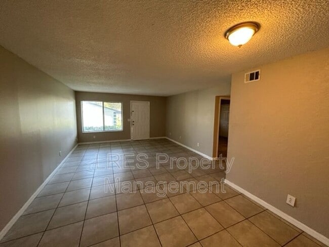 Photo - 605 Northlake Blvd