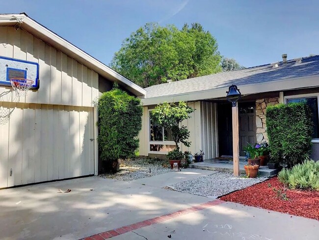 Photo - The Beautiful Home in Crestlawn is read for Lease
