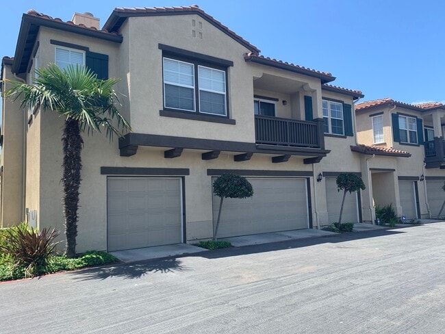 Building Photo - 4BR/2.5BA Townhouse with a view