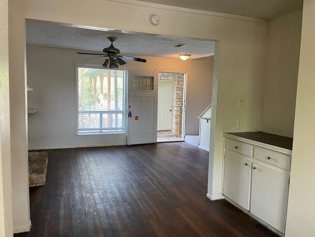 Photo - 1601 Taylor Gaines St