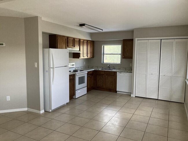 Photo - 901 Monroe Ct