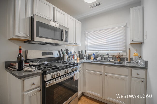 Building Photo - 4948 N Winchester Ave Unit #3