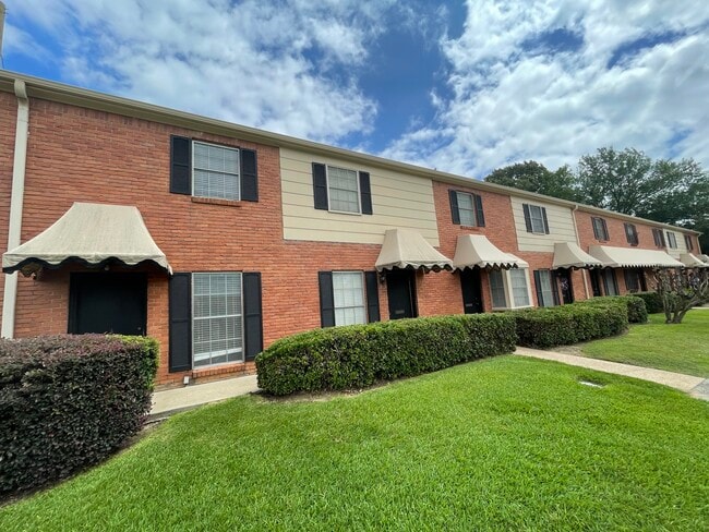 Photo - 114 E Amherst Dr