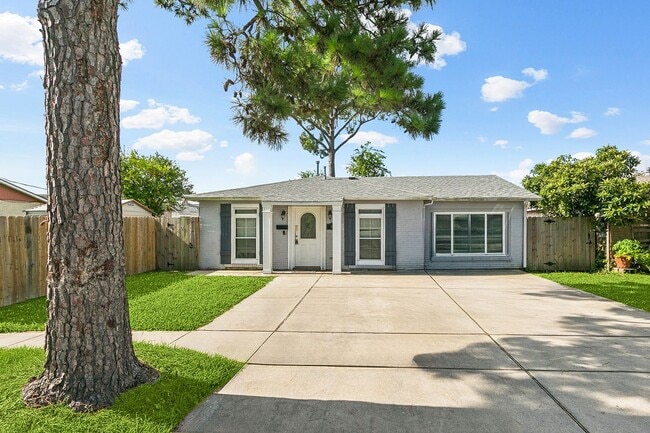 Feel Right at Home in This Warm & Welcomin... - Feel Right at Home in This Warm & Welcomin...