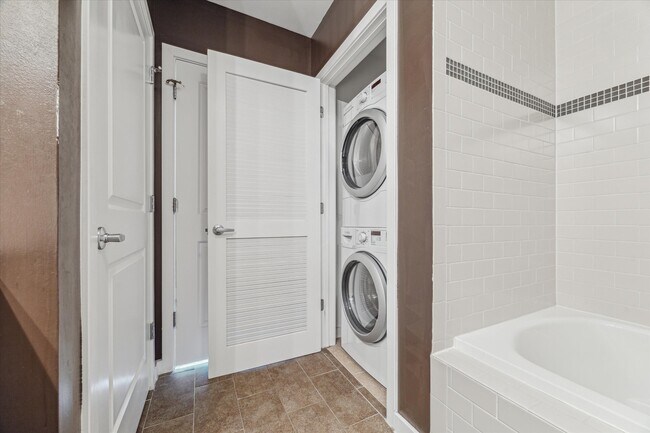 Building Photo - 5925 Almeda Rd Unit 12015