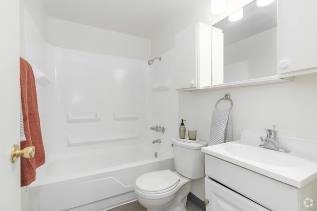 1BR, 1BA - 468SF - Bathroom