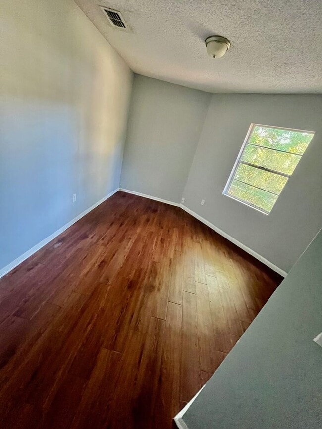 Photo - Spacious 2BR/1BA Conveniently Located Lakeland Duplex!