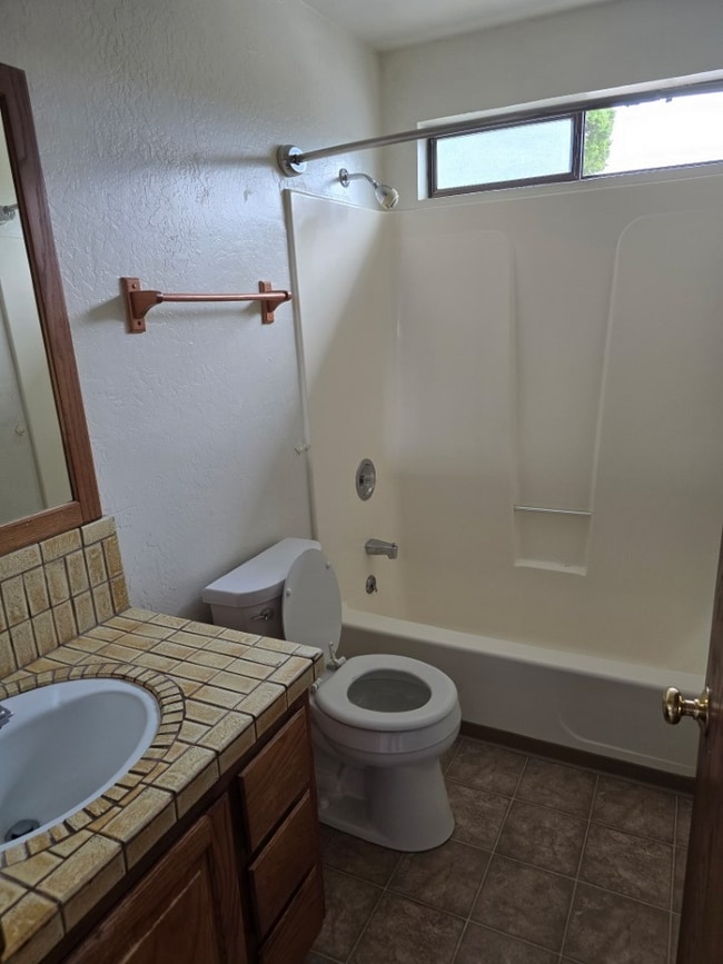 Building Photo - 1112 L St Rental