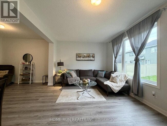 Photo - 216 Billrian Cres