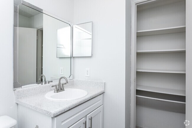 2BR, 2BA - 998SF Bathroom