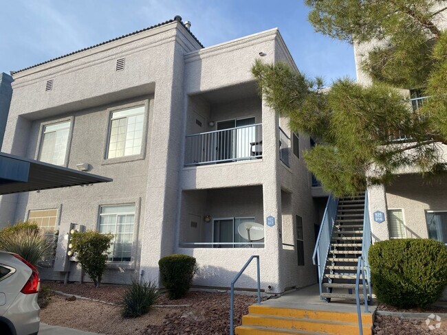 Building Photo - 2nd Story Condo in sought after Green Vall... Unit 927