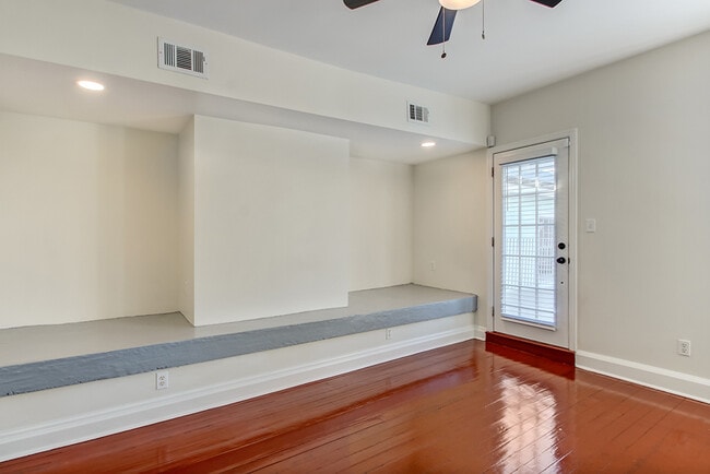 Photo - 303 W Henry St Unit B