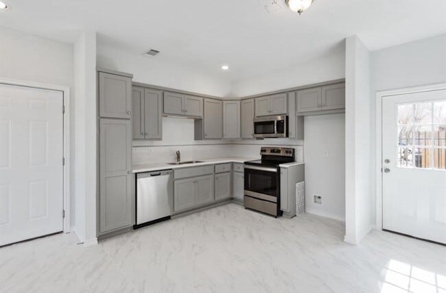 Photo - 11623 Waldemar Dr