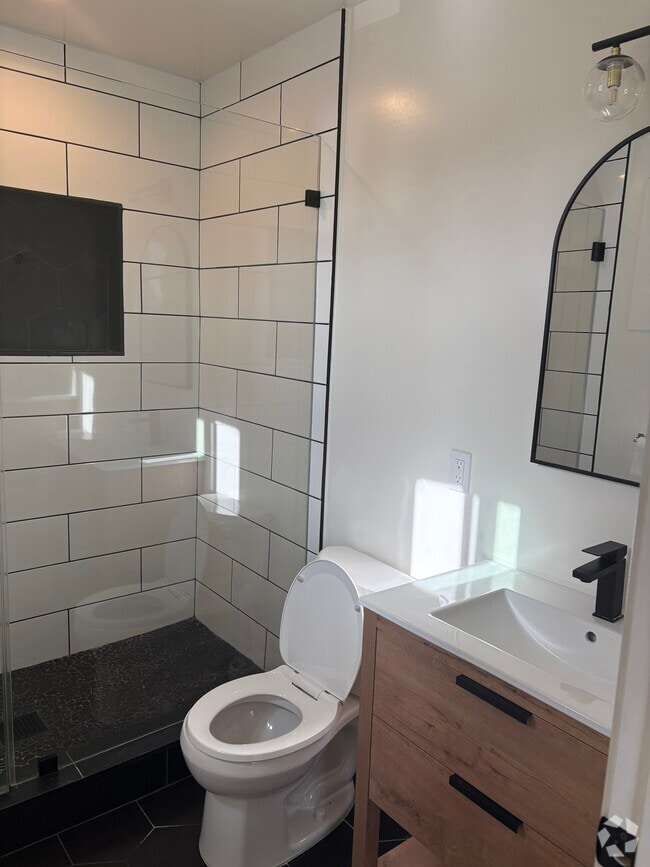 Building Photo - 7412 Budlong Ave Unit A Rental