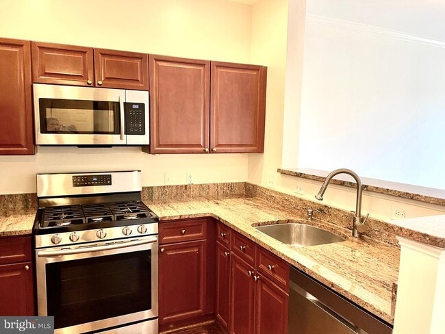 Building Photo - 1645 International Dr Unit 221