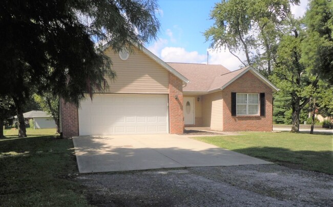 Three Bedroom 2 Bath Home with Great Kitch... - Three Bedroom 2 Bath Home with Great Kitch...