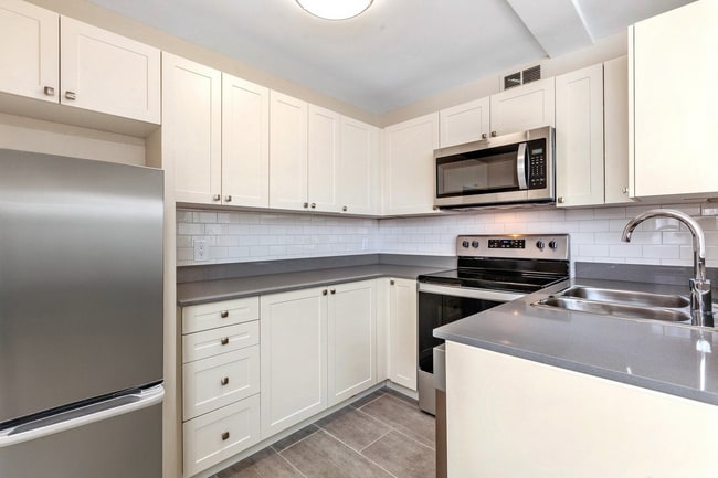 Building Photo - Colonel By Towers