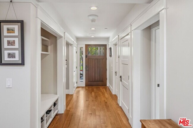 Photo - 1749 Hill St