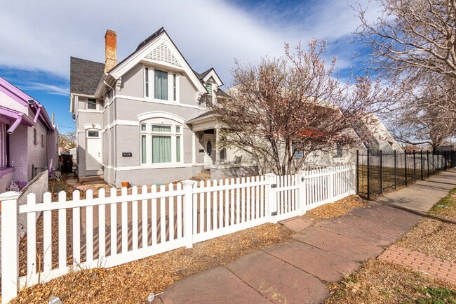 Building Photo - Lovely Victorian duplex for rent 2 bed / 1 bath Unit B