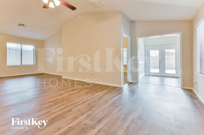 Photo - 425 W Jersey Way