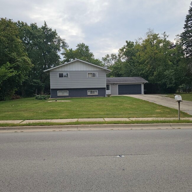Building Photo - 26W327 Geneva Rd Rental