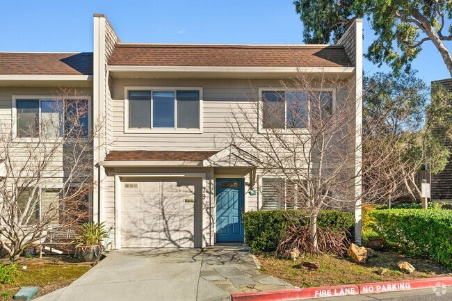 Building Photo - 3 bedroom, 2.5 bathroom end unit townhome ...