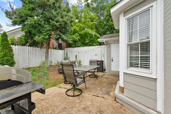 Photo - Nice 2 Bed 2.5 Bath House! Available Fall 2026!