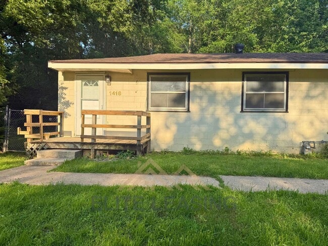 Cozy 2-bedroom duplex Available Now! - Cozy 2-bedroom duplex Available Now! House