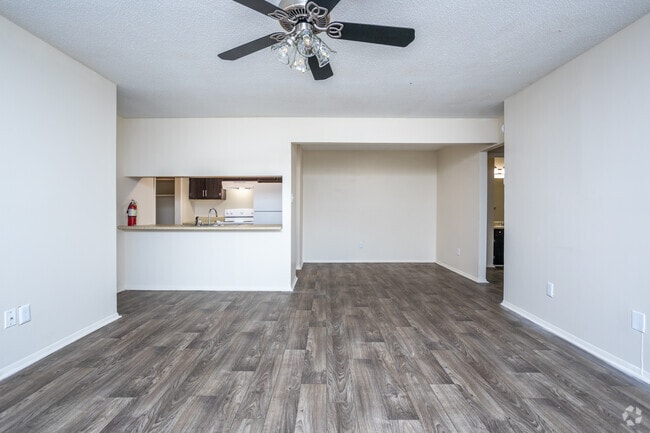 2BR, 2BA - 985SF - Living Room